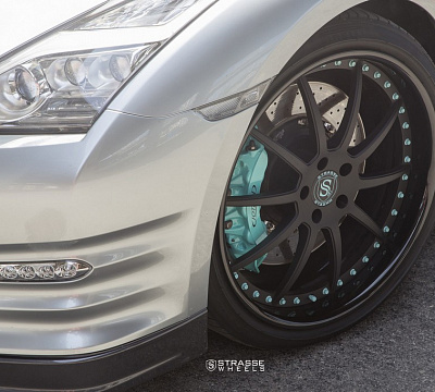 Фото дисков Strasse Wheels R10 Signature на Nissan GT-R