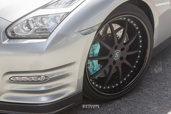 Фото дисков Strasse Wheels R10 Signature Черный сатин на Nissan GT-R