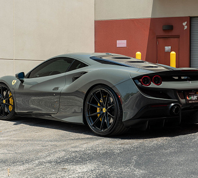 Фото дисков HRE P104SC на Ferrari F8