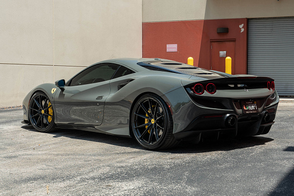 Фото дисков HRE P104SC Черный глянец на Ferrari F8