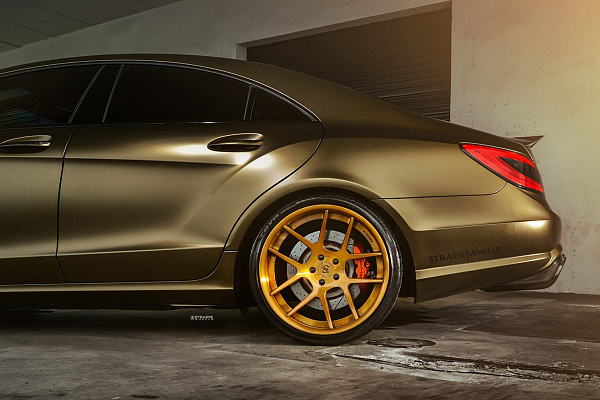 Фото дисков Strasse Wheels SM5 Deep Concave Сатиновое золото на Mercedes-Benz CLS (C218)