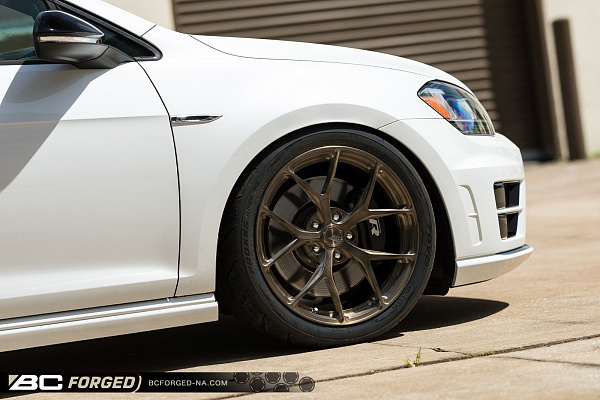 Фото дисков BC Forged RZ21 Глянцевая бронза на Volkswagen Golf VII