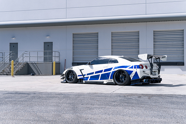 Фото дисков Strasse Wheels SM5R Deep Concave FS Черный глянец на Nissan GT-R