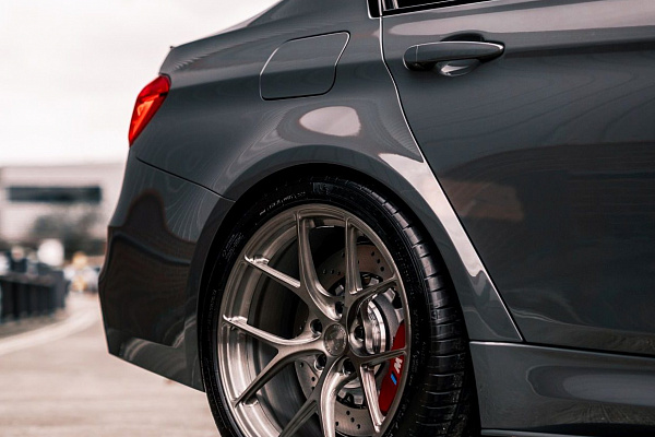 Фото дисков Bola FP2 Глянцевый тонированный лак на BMW 3/M3 (F3x/F80)