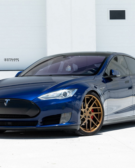 Фото дисков SM7T Deep Concave Сатиновая темная бронза на Tesla Model S