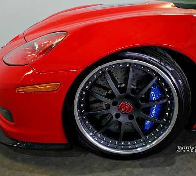 Фото дисков Strasse Wheels R10 Signature на Chevrolet Corvette C6
