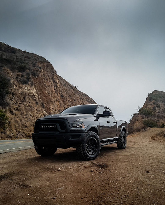Фото дисков RENO Черный сатин на Ram 1500 IV