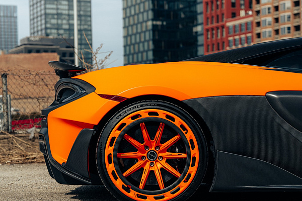 Фото дисков Brixton Forged FDE11 Aerotech Черный сатин на McLaren 600