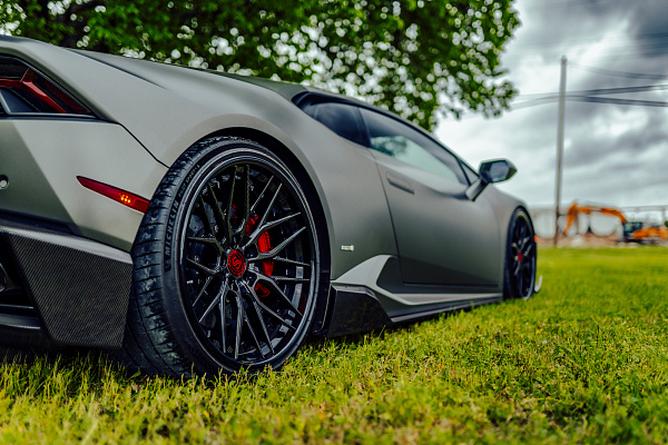 Фото дисков Strasse Wheels SV10M Deep Concave FS Другой цвет на Lamborghini Huracan
