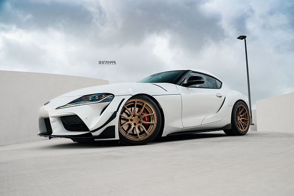 Фото дисков Strasse Wheels SV5 Deep Concave Duoblock Сатиновое темное золото на Toyota Supra A90