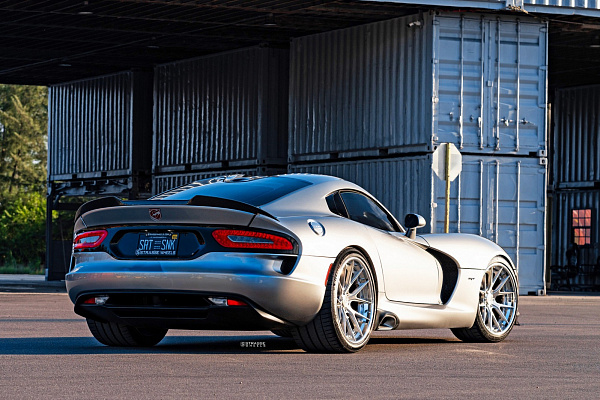 Фото дисков Strasse Wheels SM6R Deep Concave FS Глянцевый лак на Dodge Viper
