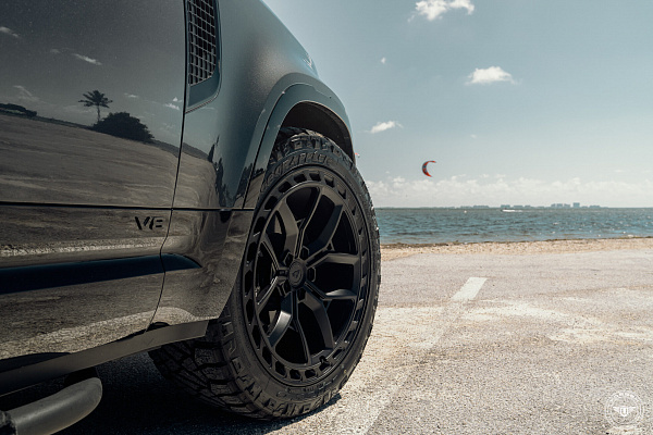 Фото дисков Vossen UV-X Черный сатин на Land Rover Defender II