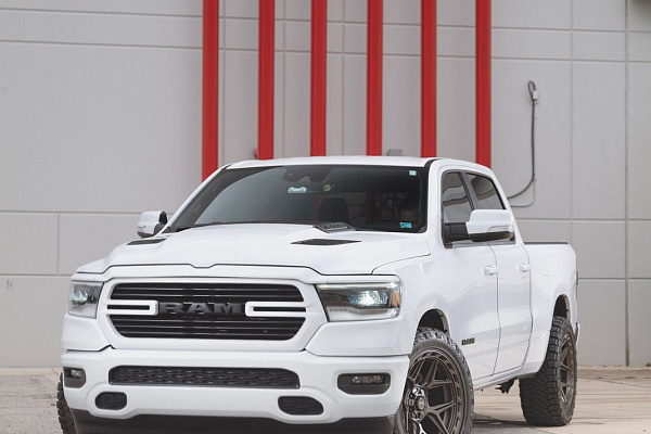 Фото дисков 4PLAY 4P55 Сатиновая темная бронза на Ram 1500 V