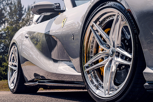 Фото дисков HRE S107SC Глянцевый лак на Ferrari 812