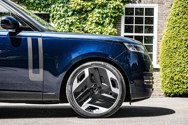 Фото дисков Kahn Type 33 RS Черный сатин на Range Rover V