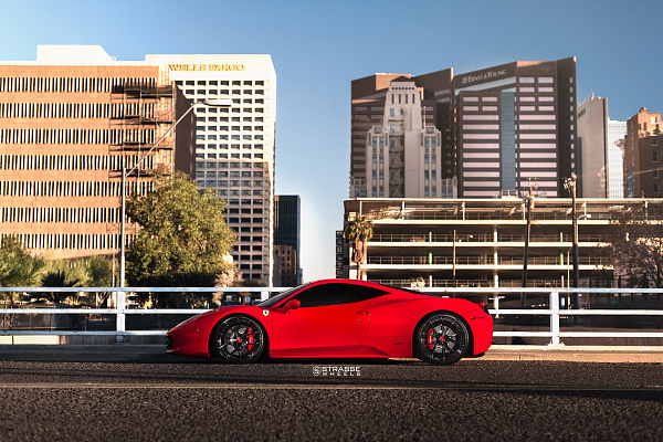 Фото дисков Strasse Wheels SM5R Deep Concave Monoblock Черный глянец на Ferrari 458