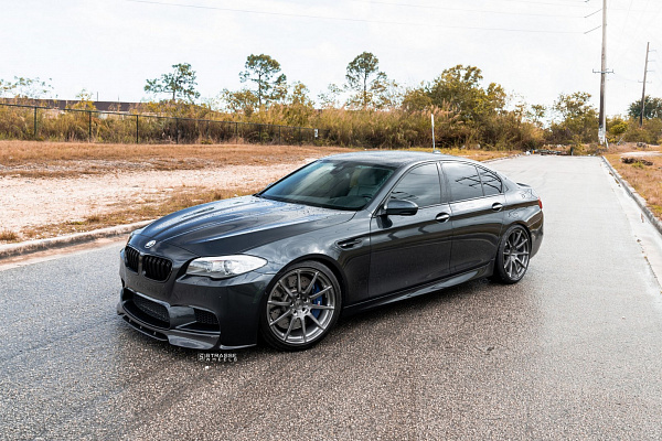 Фото дисков Strasse Wheels R10 Deep Concave Monoblock Сатиновый темный лак на BMW 5/M5 (F10)
