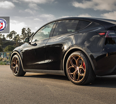 Фото дисков HRE P111SC на Tesla Model Y