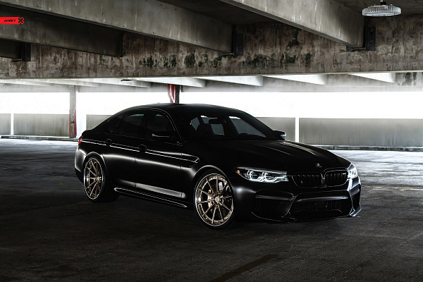 Фото дисков Anrky AN38 Глянцевое темное золото на BMW 5/M5 (G30/F90)