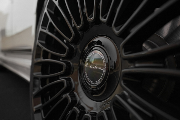 Фото дисков Brixton Forged LX01 Черный глянец на Rolls-Royce Cullinan