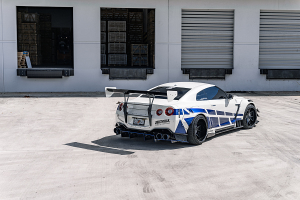 Фото дисков Strasse Wheels SM5R Deep Concave FS Черный глянец на Nissan GT-R