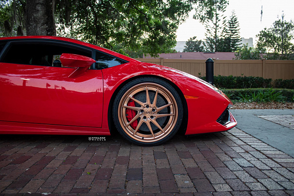 Фото дисков Strasse Wheels SV1T Deep Concave FS Сатиновое золото на Lamborghini Huracan