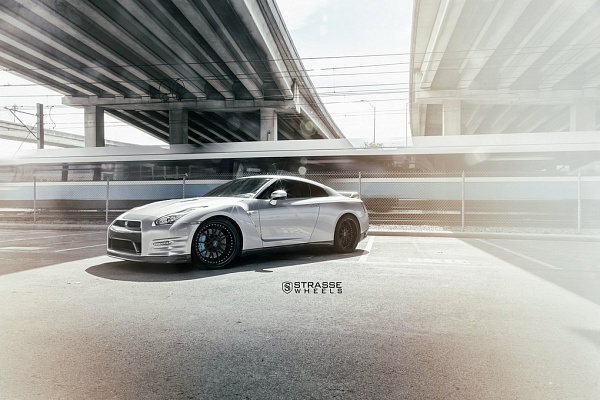 Фото дисков Strasse Wheels R10 Signature Черный сатин на Nissan GT-R
