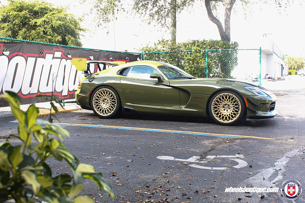 Фото дисков HRE 501M Глянцевая шампань на Dodge Viper