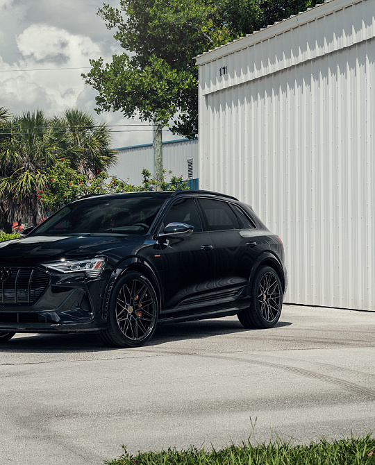 Фото дисков HF-7 Черный глянец на Audi E-tron
