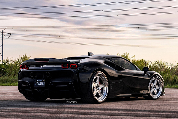 Фото дисков Strasse Wheels F5 Track Глянцевый лак на Ferrari SF90