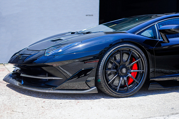 Фото дисков Strasse Wheels SV10 Deep Concave FS Черный сатин на Lamborghini Aventador