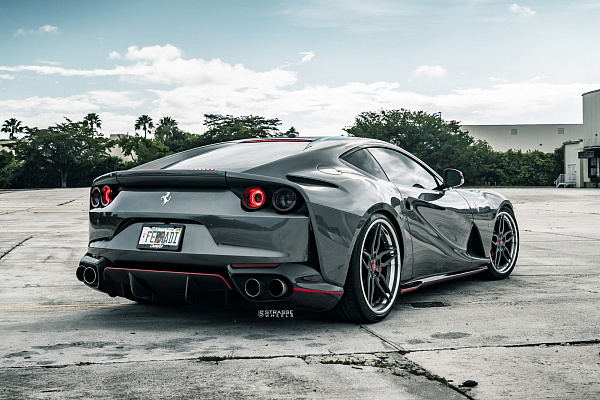 Фото дисков Strasse Wheels SV4 Deep Concave FS Сатиновый графит на Ferrari 812