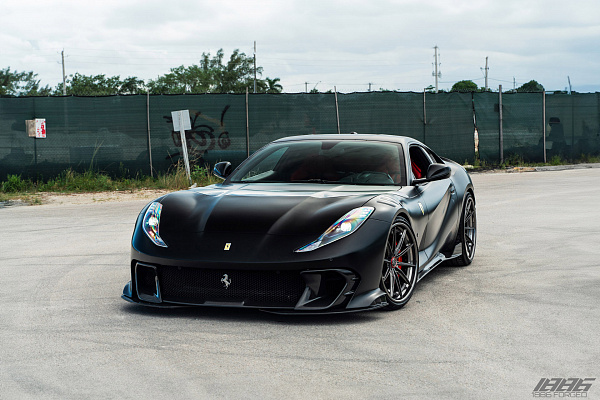 Фото дисков 1886 Wheels G010 Глянцевый темный лак на Ferrari 812