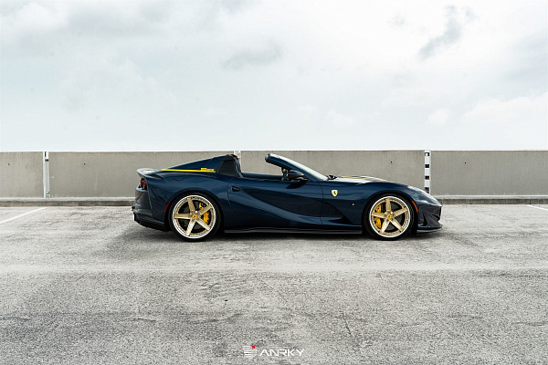 Фото дисков Anrky AN35 Глянцевое золото на Ferrari 812