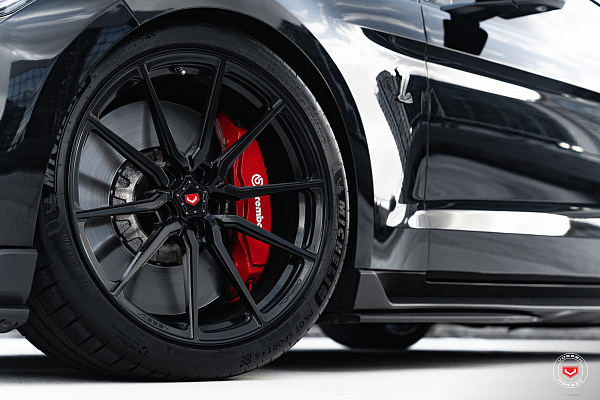 Фото дисков Vossen M-X2 Черный глянец на Ford Mustang VI