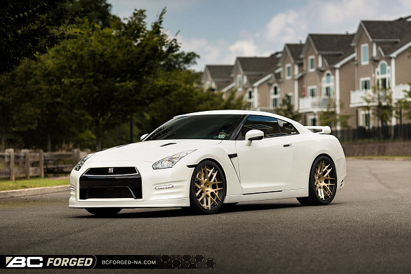 Фото дисков BC Forged HC040 Глянцевое золото на Nissan GT-R