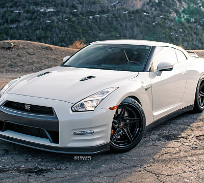 Фото дисков Strasse Wheels SV2T Deep Concave FS на Nissan GT-R