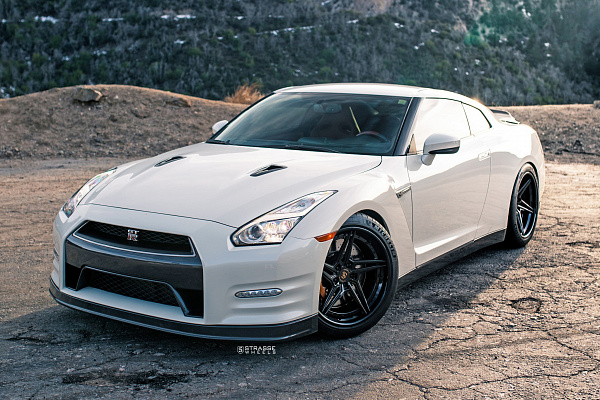 Фото дисков Strasse Wheels SV2T Deep Concave FS Черный глянец на Nissan GT-R
