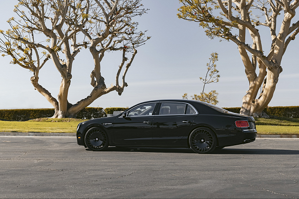 Фото дисков Rotiform CBU Черный глянец на Bentley Flying Spur III