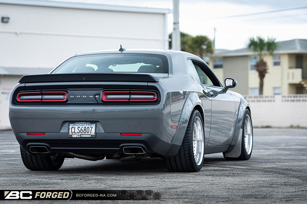 Фото дисков BC Forged LE53 // MLE53 Глянцевая шампань на Dodge Challenger III