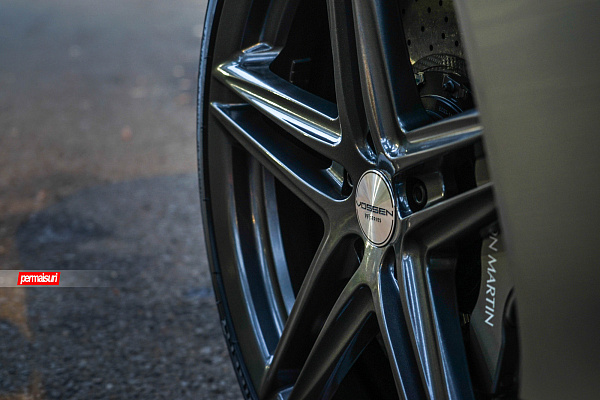 Фото дисков Vossen VFS-5 Глянцевый графит на Aston Martin DB 9 