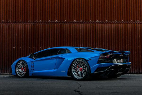 Фото дисков Brixton Forged VL4 Сатиновый темный лак на Lamborghini Aventador