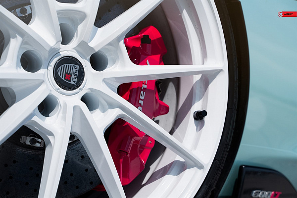 Фото дисков Anrky AN18 Белый глянец на McLaren 600