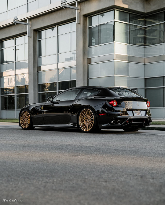 Фото дисков HS1 Сатиновое темное золото на Ferrari FF