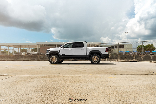 Фото дисков Anrky AN36 Сатиновое золото на Ram 1500 V