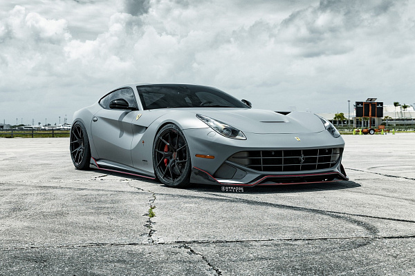 Фото дисков Strasse Wheels SM5RT Deep Concave Monoblock Черный глянец на Ferrari 812