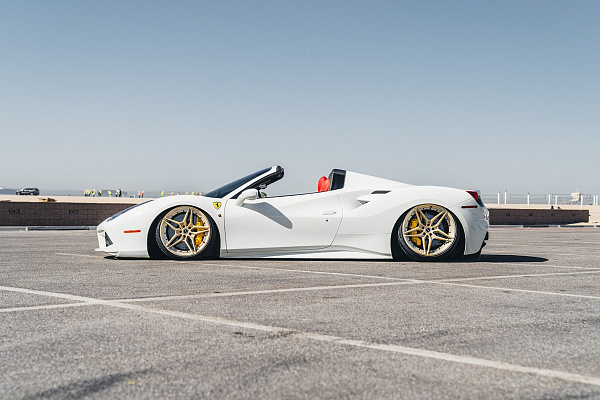 Фото дисков MV Forged VL22 Сатиновая шампань на Ferrari 488