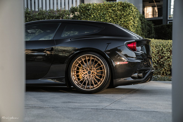 Фото дисков Brixton Forged HS1 Сатиновое темное золото на Ferrari FF