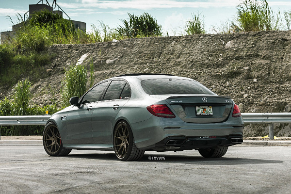 Фото дисков Strasse Wheels SM5RT Deep Concave Monoblock Сатиновая темная бронза на Mercedes-Benz E-Class (W213, S213, C238)