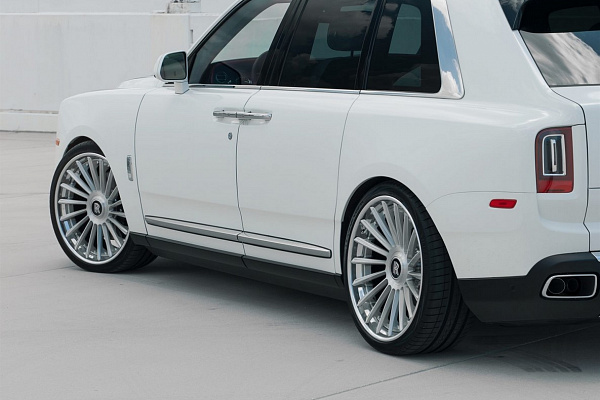 Фото дисков Anrky RF-382 Глянцевый лак на Rolls-Royce Cullinan